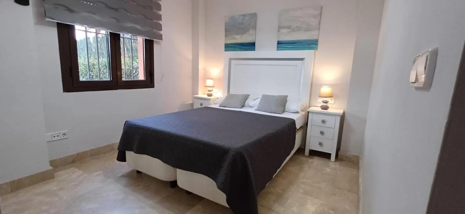 Apartamento De Tres Dormitorios Muy Espacioso Con Jardines Y Piscinas Estepona