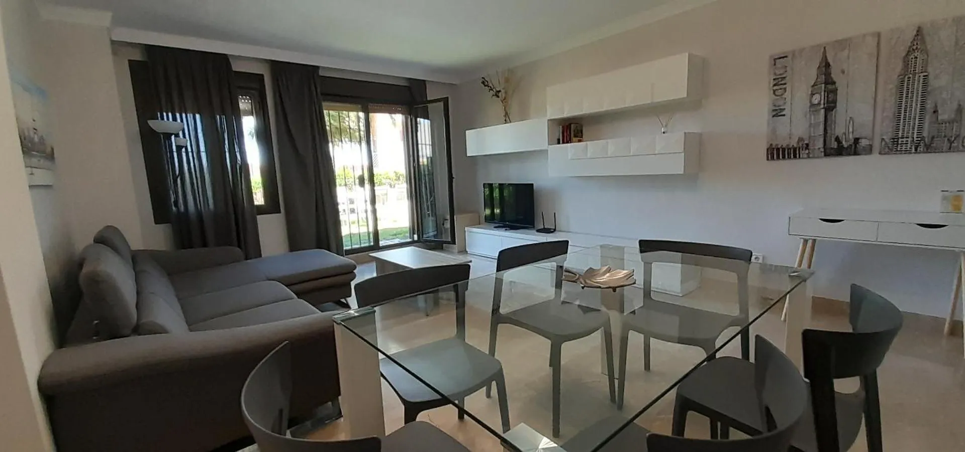 Apartamento De Tres Dormitorios Muy Espacioso Con Jardines Y Piscinas Estepona